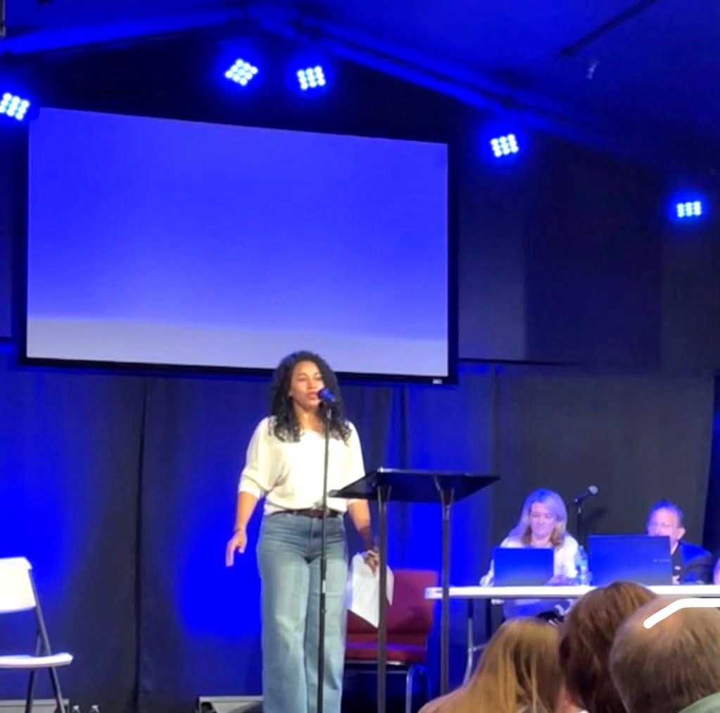 Nina Blackwelder speaking on stage